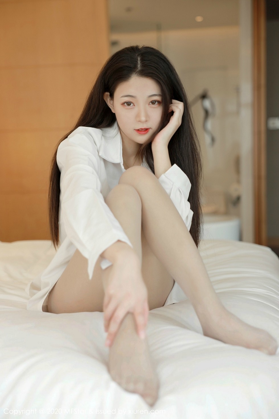 [MFStar模范学院]Vol.321_嫩模Laura张小妮私房白衬衣配无内肉丝裤袜秀翘臀诱惑写真58P