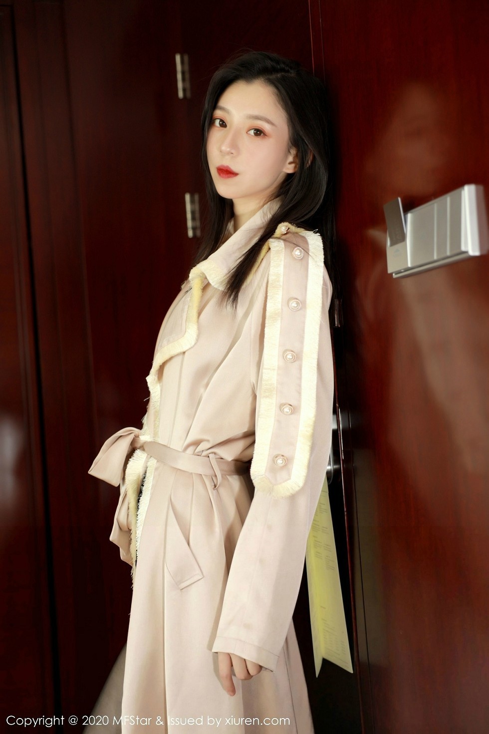[MFStar模范学院]Vol.325_嫩模言沫私房黑色缕空情趣内衣配开档黑丝极致魅惑写真61P