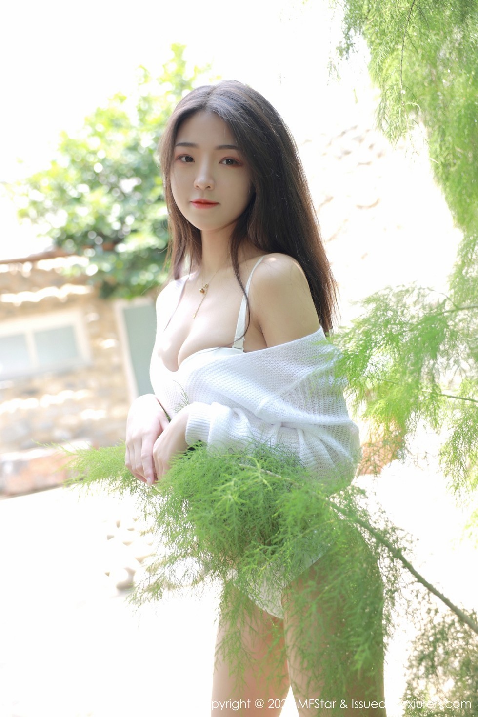 [MFStar模范学院]Vol.334_嫩模Laura苏雨彤大理旅拍花丛中白色缕空服饰诱惑写真55P