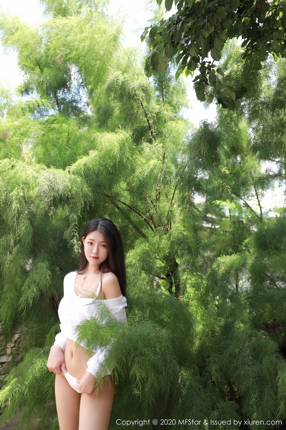 [MFStar模范学院]Vol.334_嫩模Laura苏雨彤大理旅拍花丛中白色缕空服饰诱惑写真55P