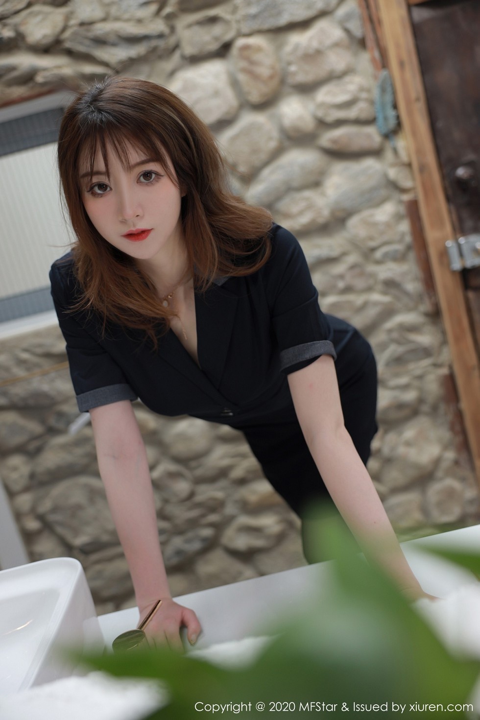 [MFStar模范学院]Vol.337_嫩模yoo优优大理旅拍浴室典雅黑色制服极致妩媚诱惑写真55P