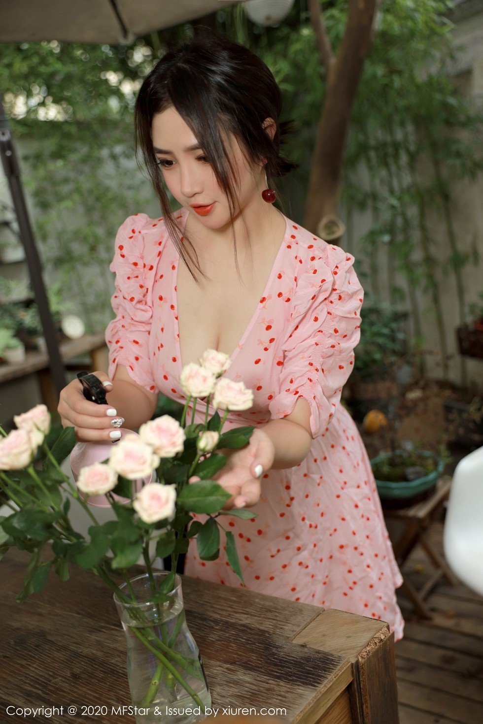[MFStar模范学院]Vol.338_嫩模蛋糕Cake大理旅拍小碎花裙半脱露性感内衣诱惑写真45P
