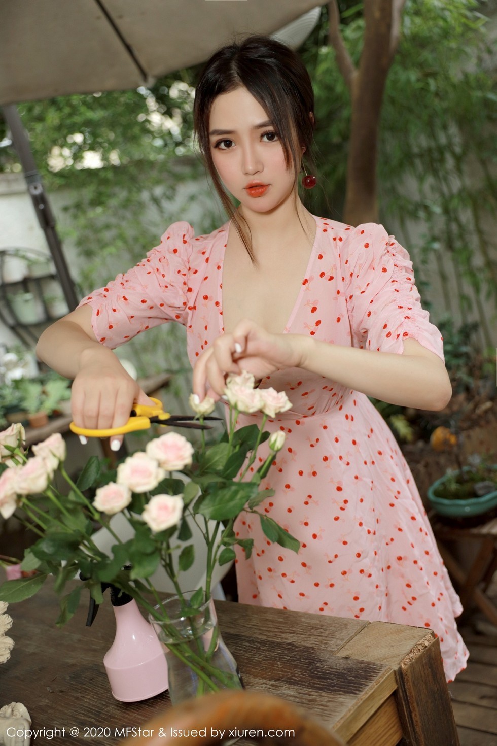 [MFStar模范学院]Vol.338_嫩模蛋糕Cake大理旅拍小碎花裙半脱露性感内衣诱惑写真45P