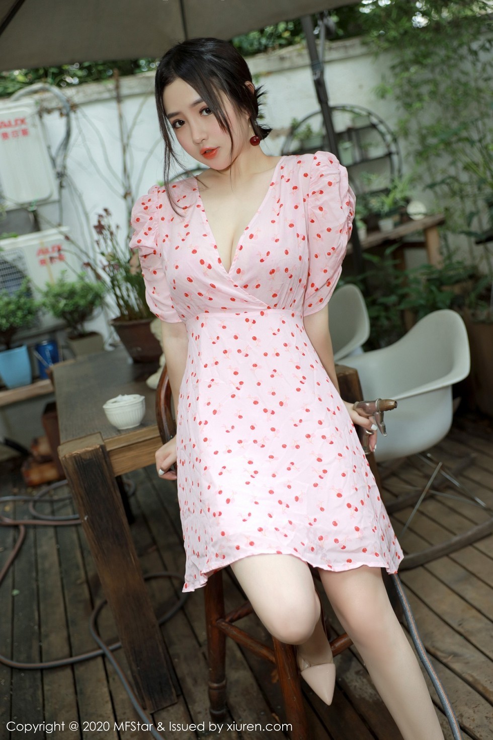 [MFStar模范学院]Vol.338_嫩模蛋糕Cake大理旅拍小碎花裙半脱露性感内衣诱惑写真45P