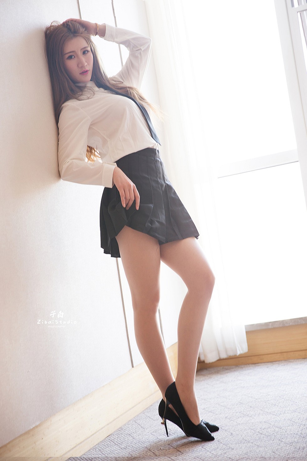 [Toutiao头条女神]No.823_嫩模玄子私房性感白衬衣配黑色短裙秀美腿迷人写真30P