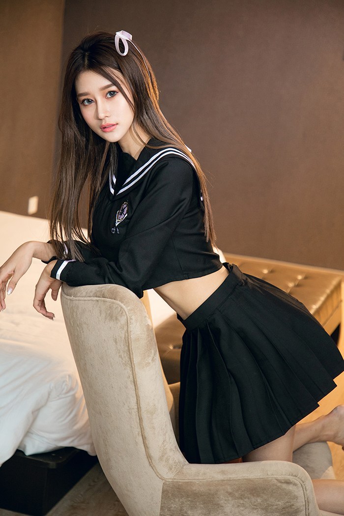 可爱学妹欣怡学生装浑圆美乳好想触摸(图2)