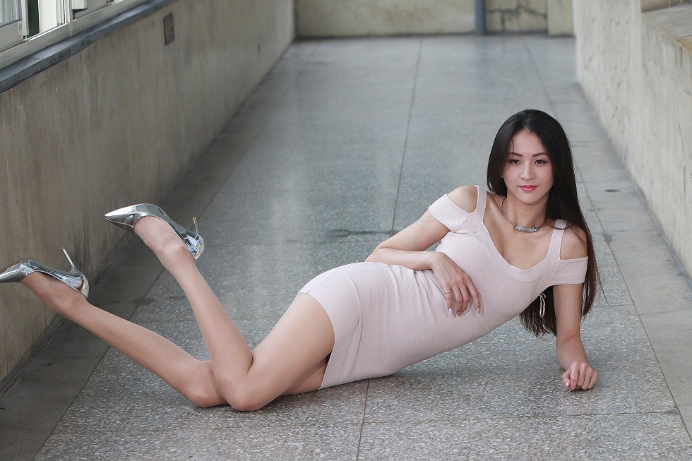 成熟女人罗平户外粉色连身裙秀完美身材甜美迷人写真169P