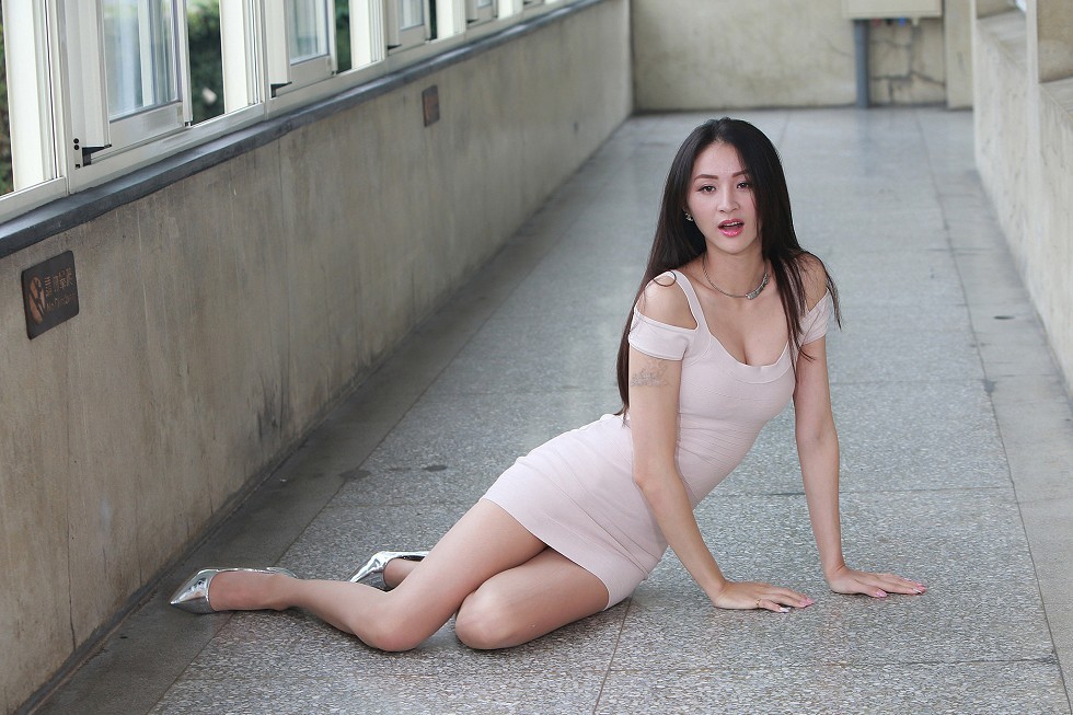 成熟女人罗平户外粉色连身裙秀完美身材甜美迷人写真169P