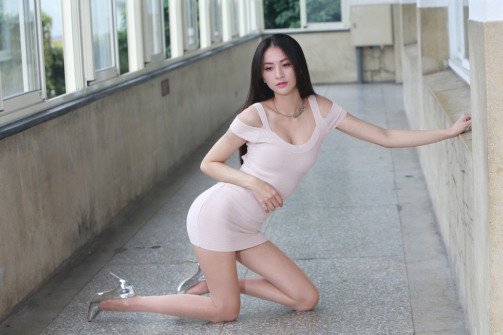 成熟女人罗平户外粉色连身裙秀完美身材甜美迷人写真169P