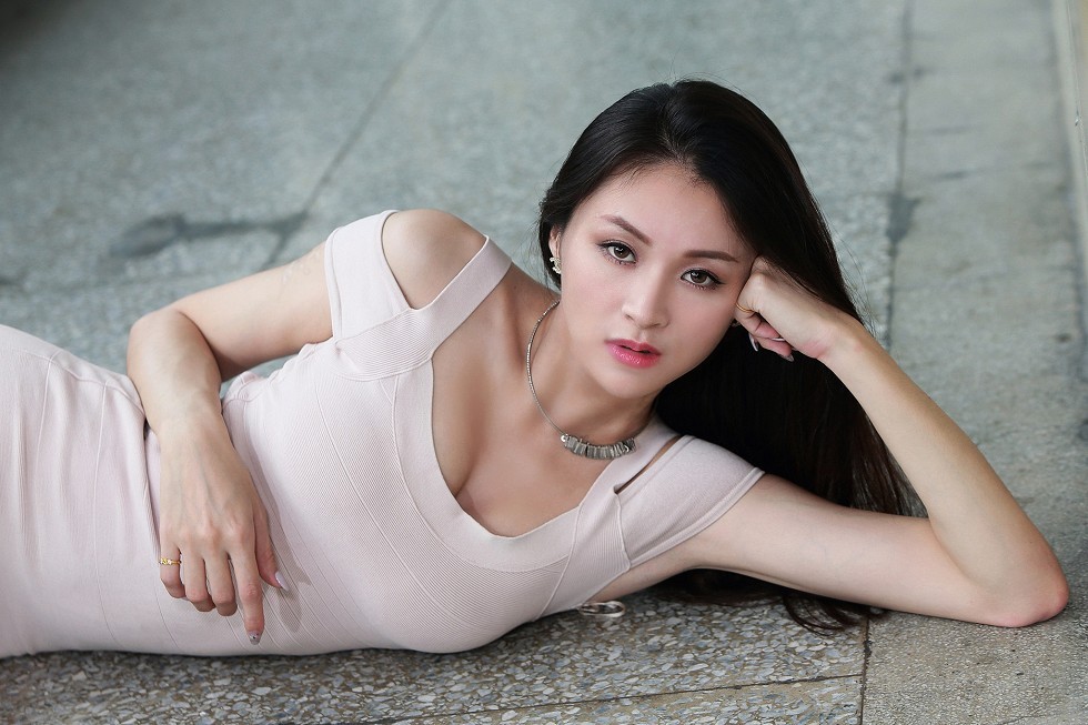 成熟女人罗平户外粉色连身裙秀完美身材甜美迷人写真169P