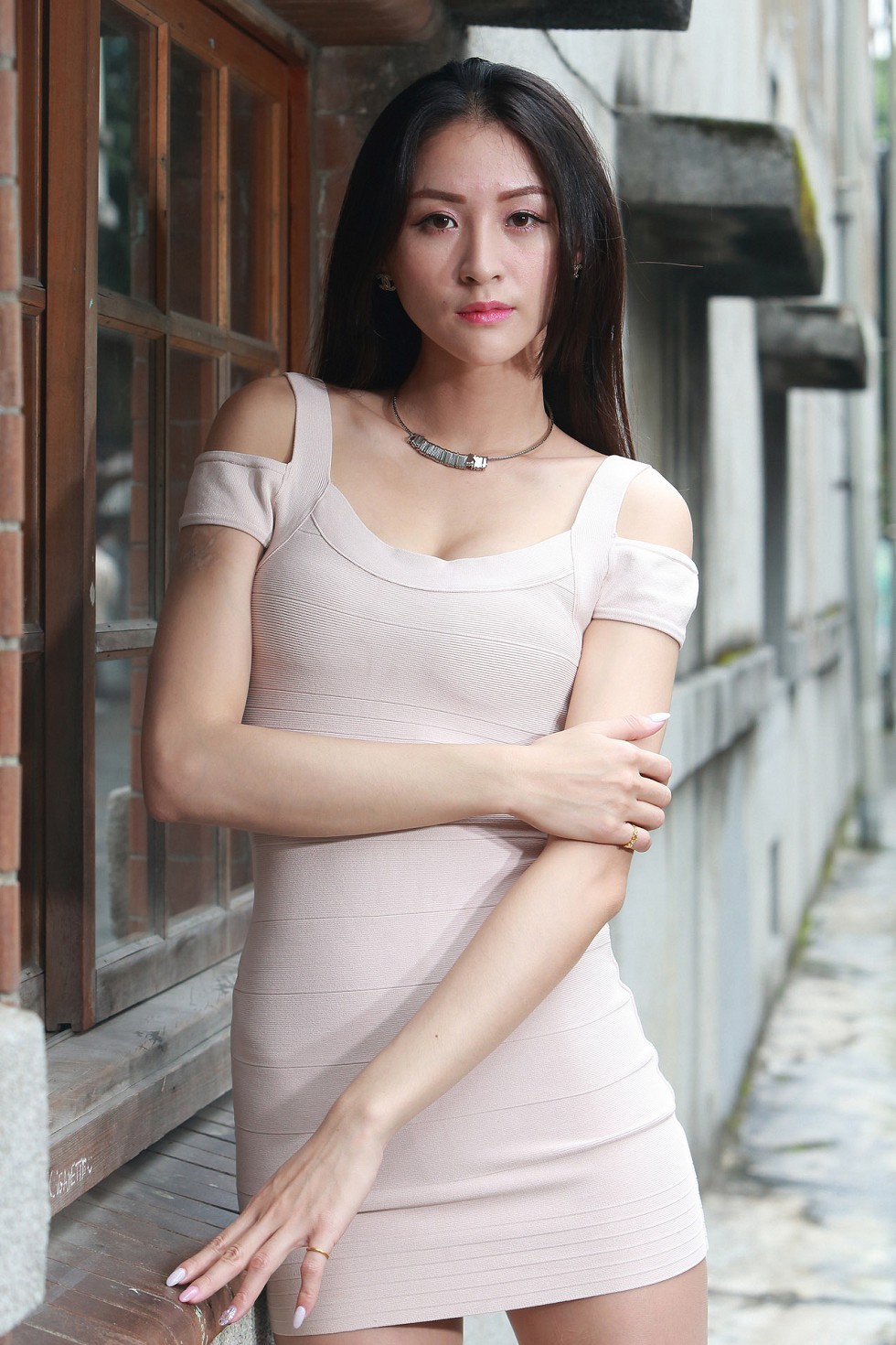 成熟女人罗平户外粉色连身裙秀完美身材甜美迷人写真169P