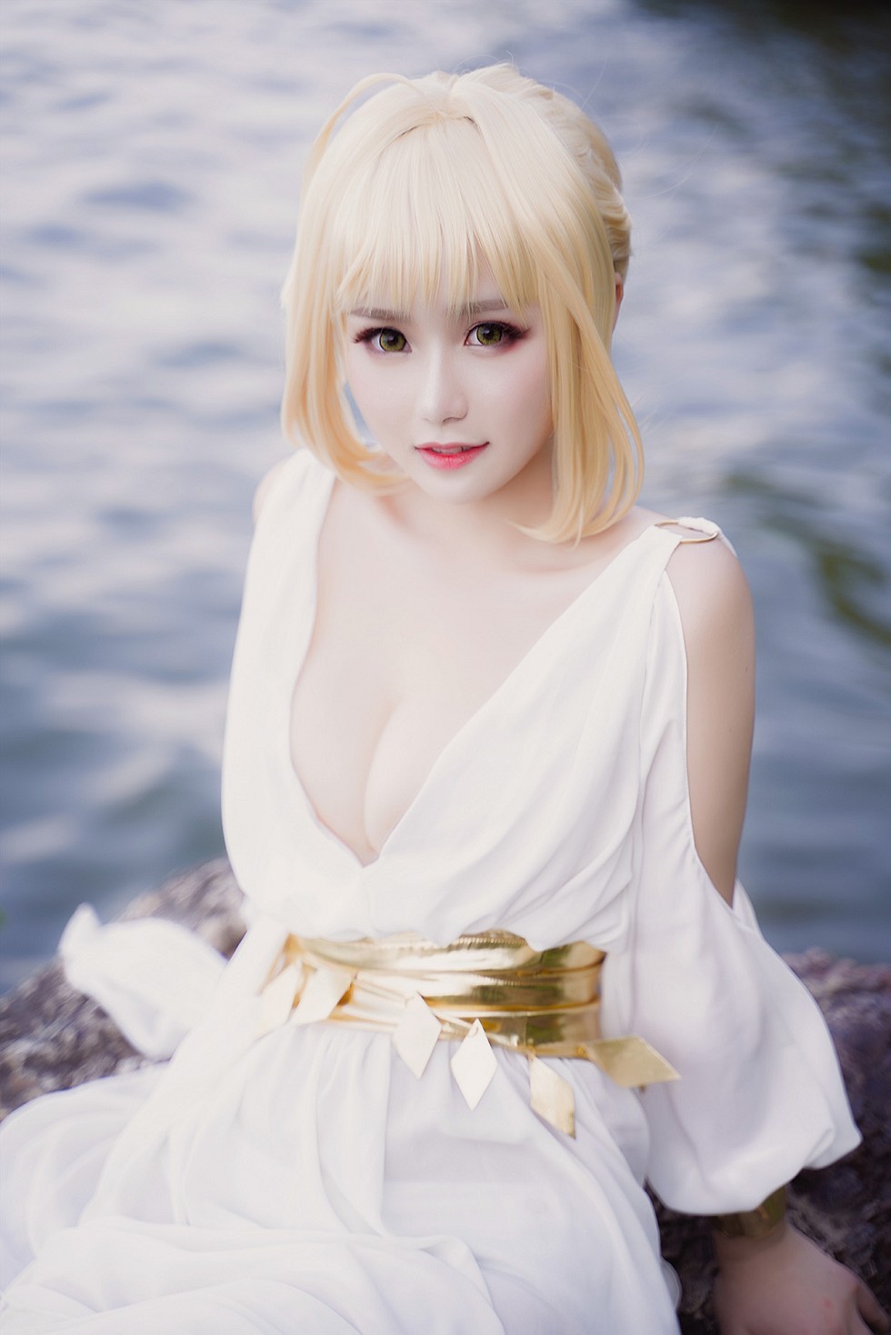 甜美女神户外海边白色低胸裙飘逸秀豪乳难以抵挡诱惑写真39P