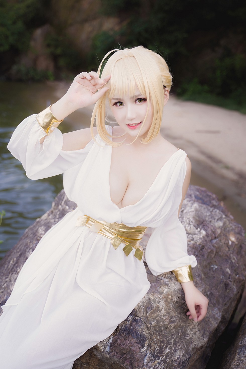 甜美女神户外海边白色低胸裙飘逸秀豪乳难以抵挡诱惑写真39P
