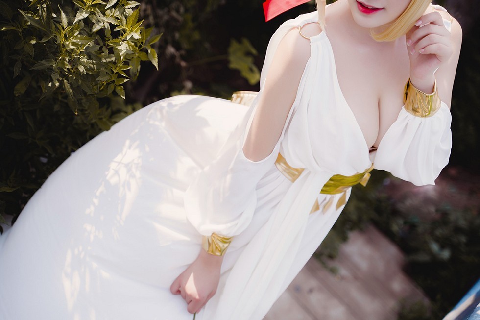 甜美女神户外海边白色低胸裙飘逸秀豪乳难以抵挡诱惑写真39P