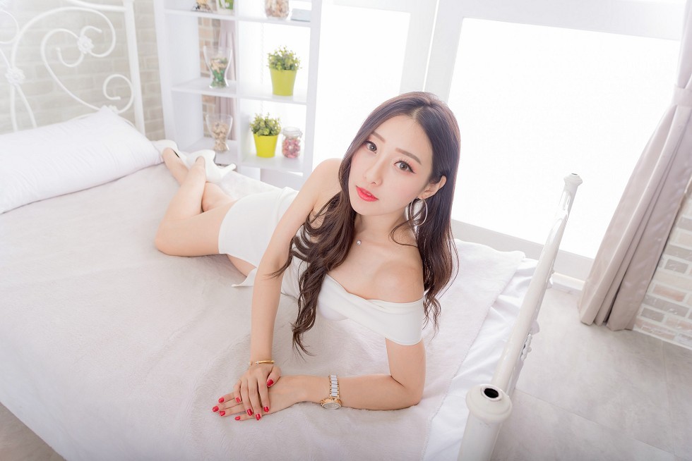 邻家女孩吴小葵私房白色连身裙+空姐制服性感短裙写真90P