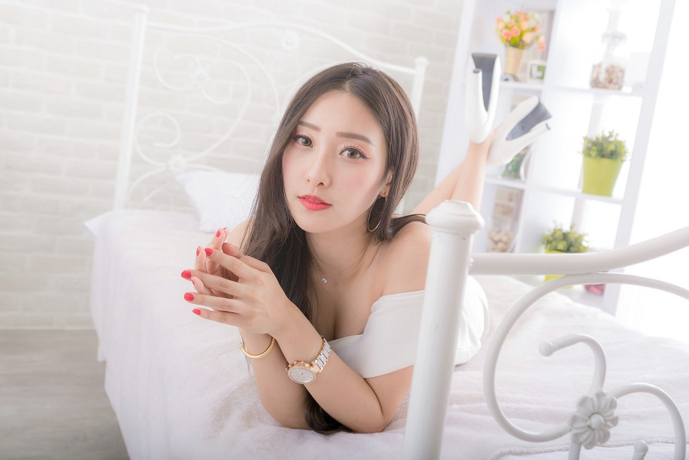 邻家女孩吴小葵私房白色连身裙+空姐制服性感短裙写真90P