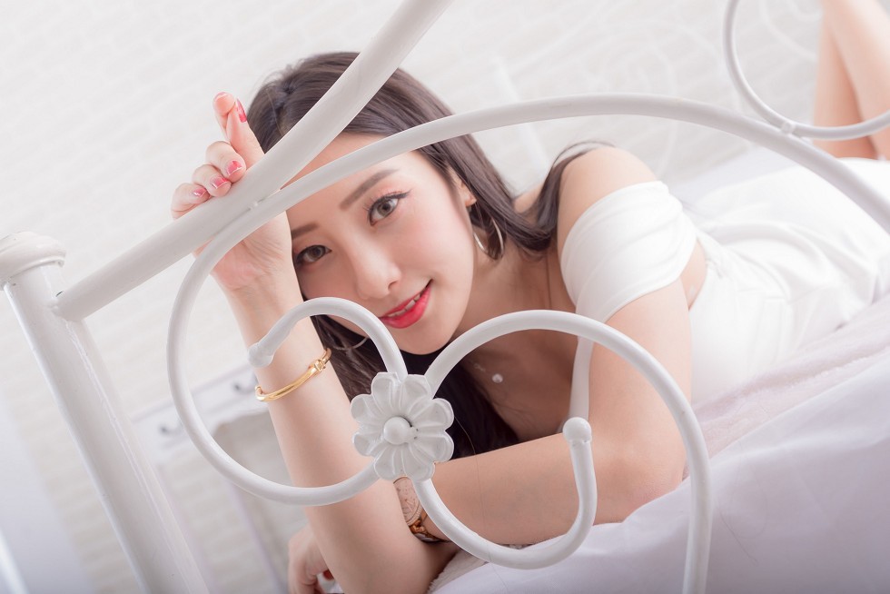 邻家女孩吴小葵私房白色连身裙+空姐制服性感短裙写真90P