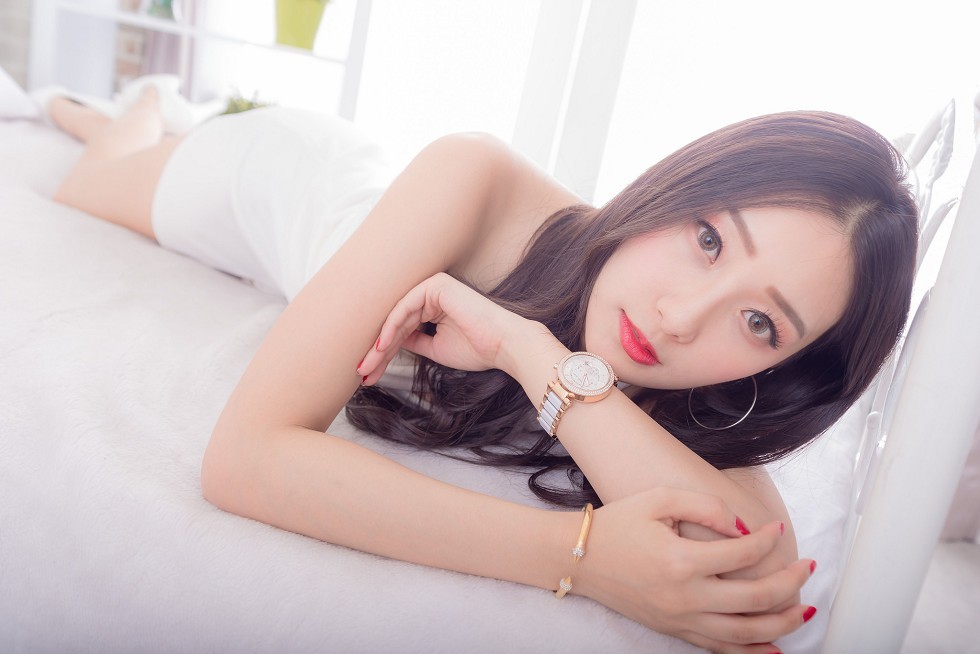 邻家女孩吴小葵私房白色连身裙+空姐制服性感短裙写真90P