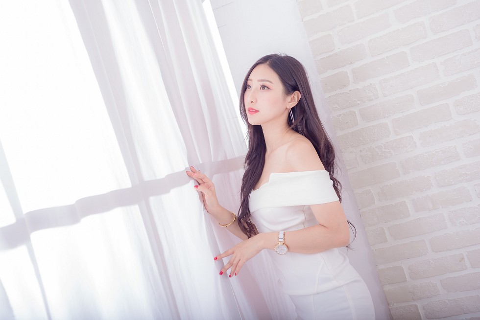 邻家女孩吴小葵私房白色连身裙+空姐制服性感短裙写真90P