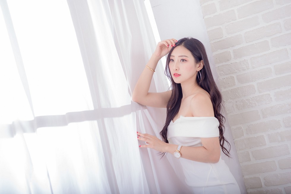邻家女孩吴小葵私房白色连身裙+空姐制服性感短裙写真90P