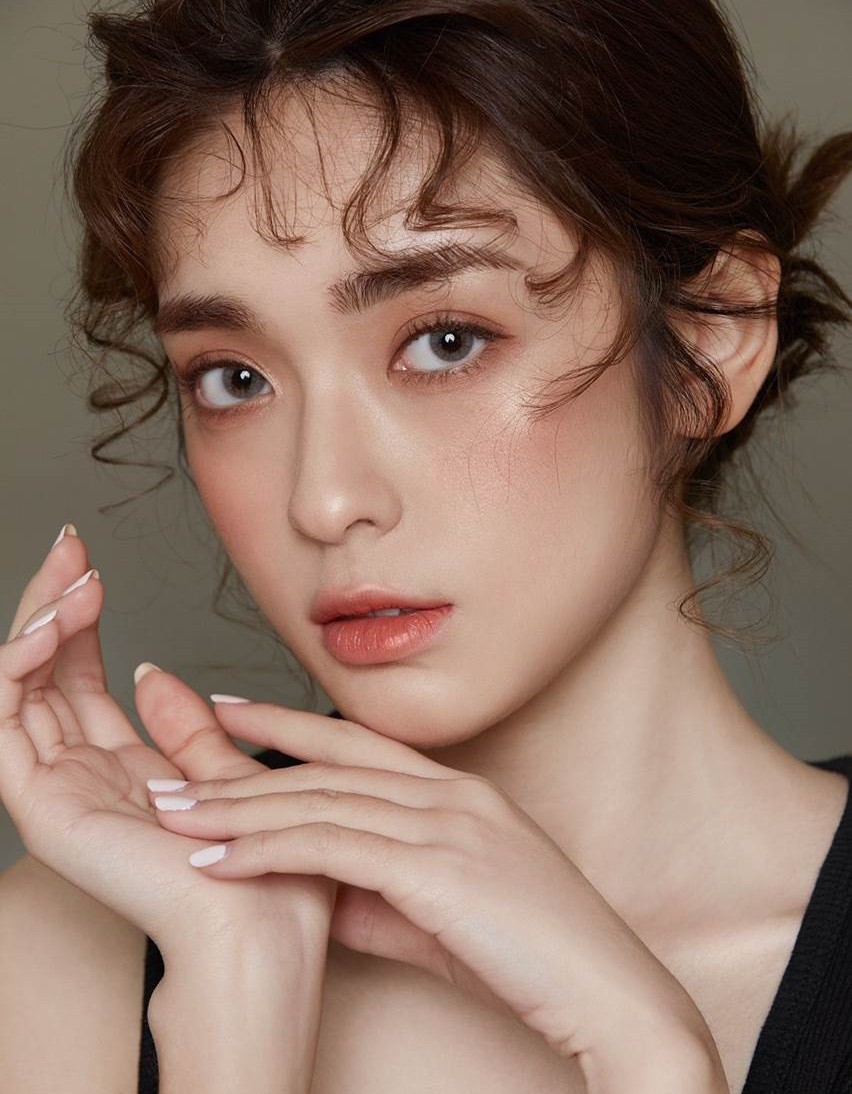 网红美女张鹤怡性感妆容美照清爽迷人写真9P