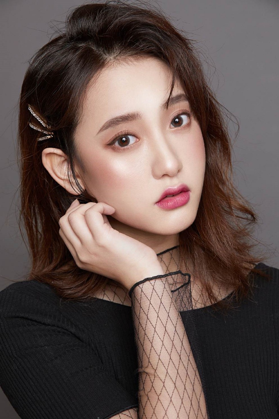 网红美女张鹤怡性感妆容美照清爽迷人写真9P