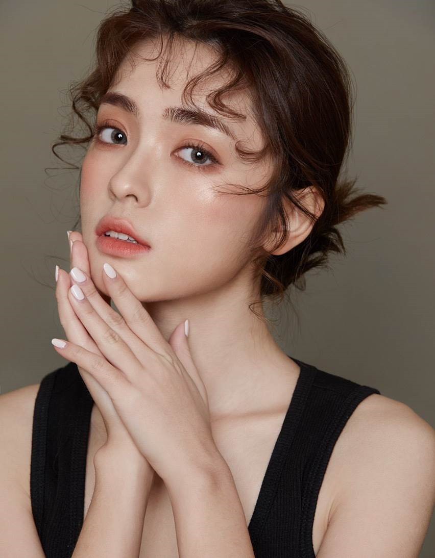 网红美女张鹤怡性感妆容美照清爽迷人写真9P