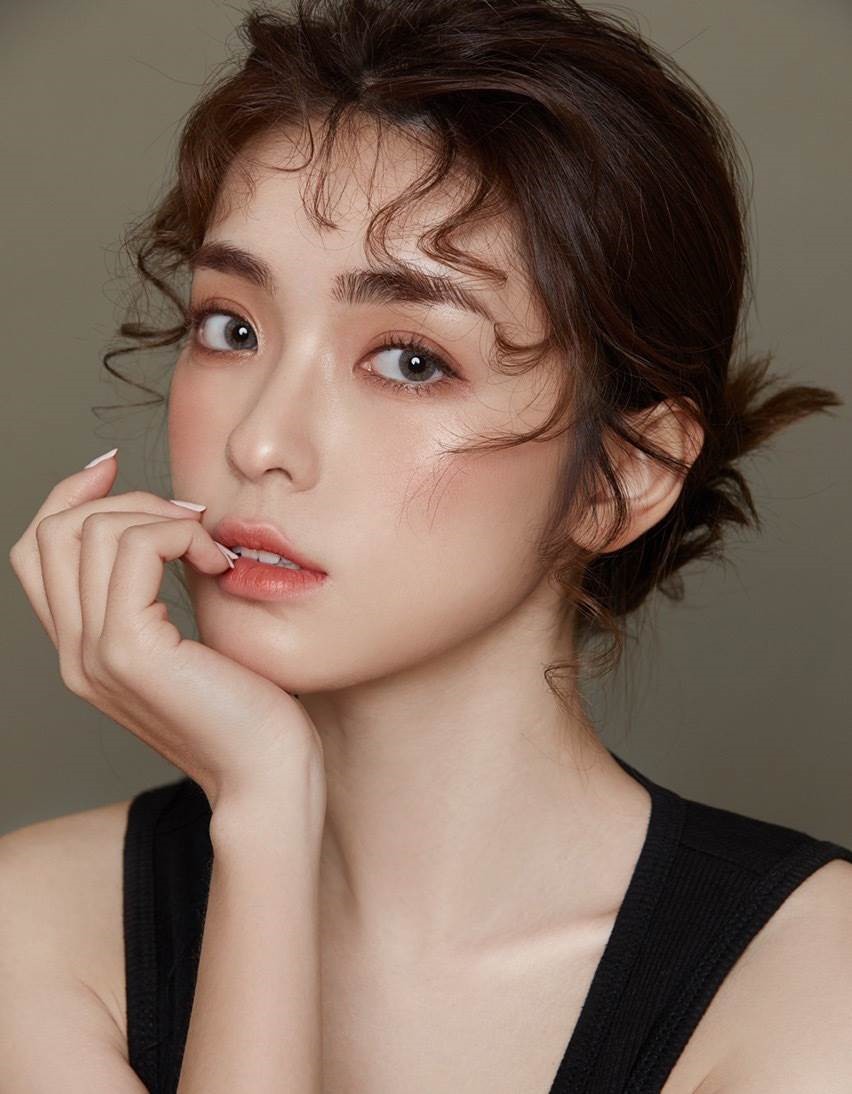 网红美女张鹤怡性感妆容美照清爽迷人写真9P