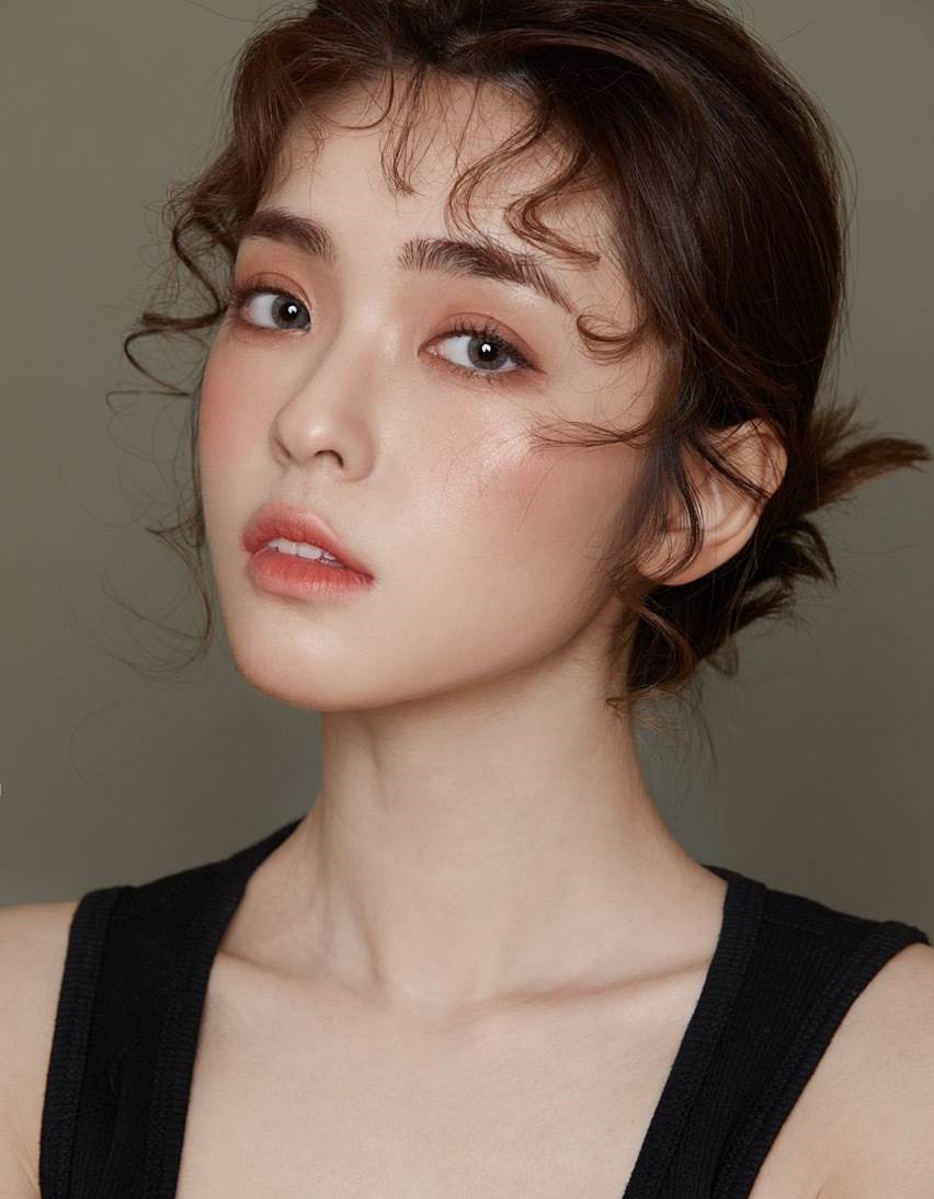 网红美女张鹤怡性感妆容美照清爽迷人写真9P