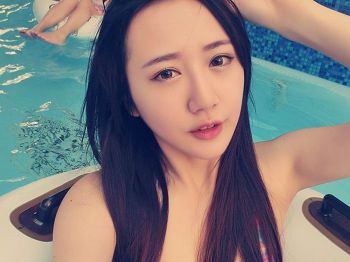 网红青春美女小精翎骚扰的眼睛萌妹蜜汁随手拍照性感迷人写真11P