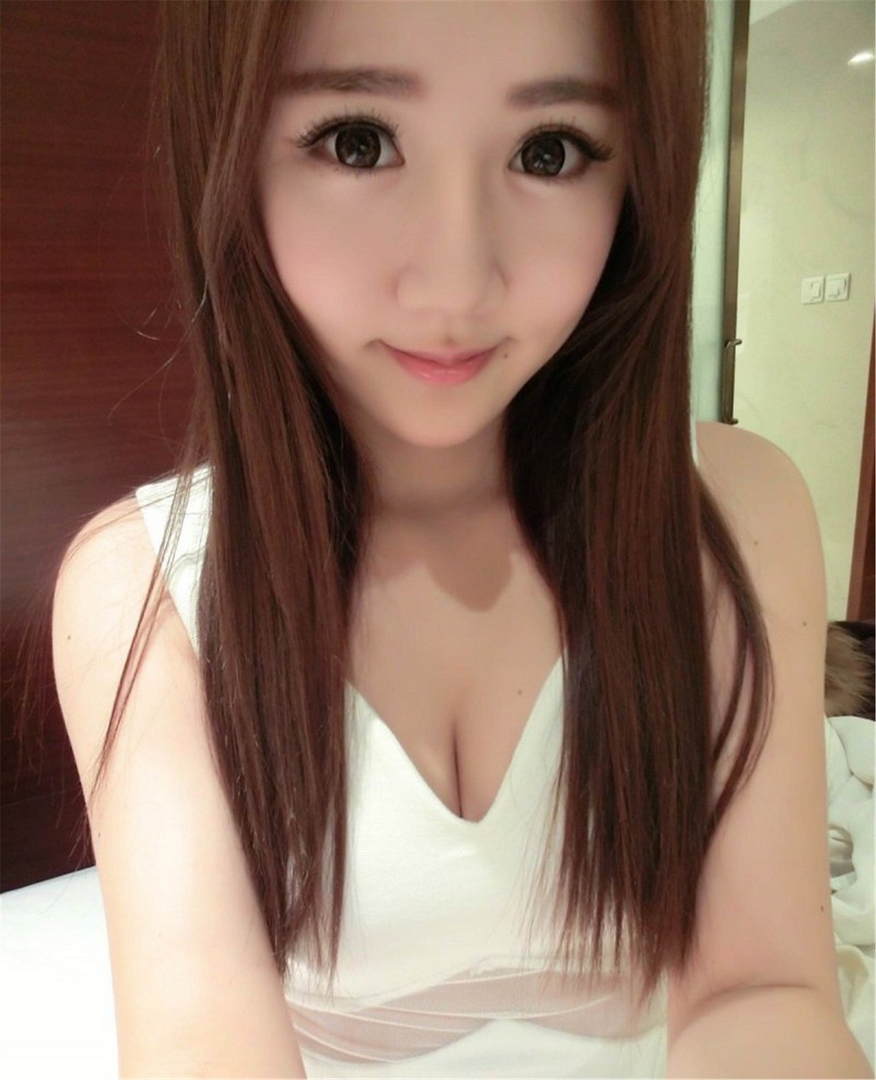 网红美女小精翎大眼萌妹甜美自拍照靓丽迷人写真11P