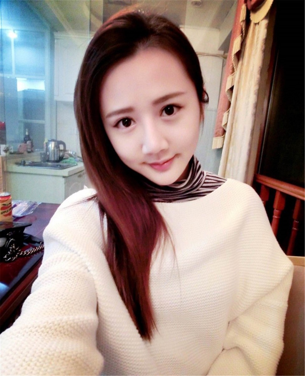 网红美女小精翎大眼萌妹甜美自拍照靓丽迷人写真11P