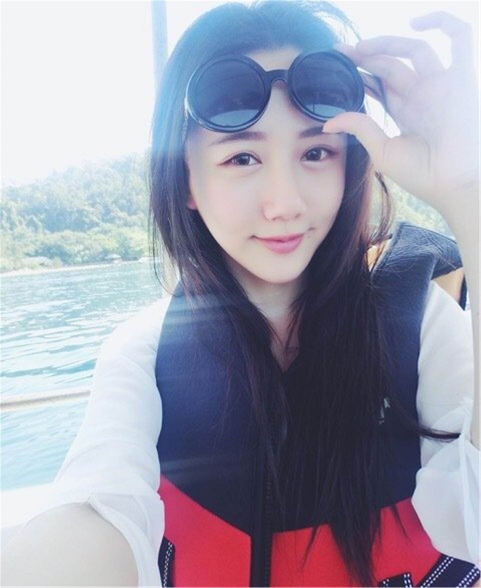 网红美女小精翎大眼萌妹甜美自拍照靓丽迷人写真11P