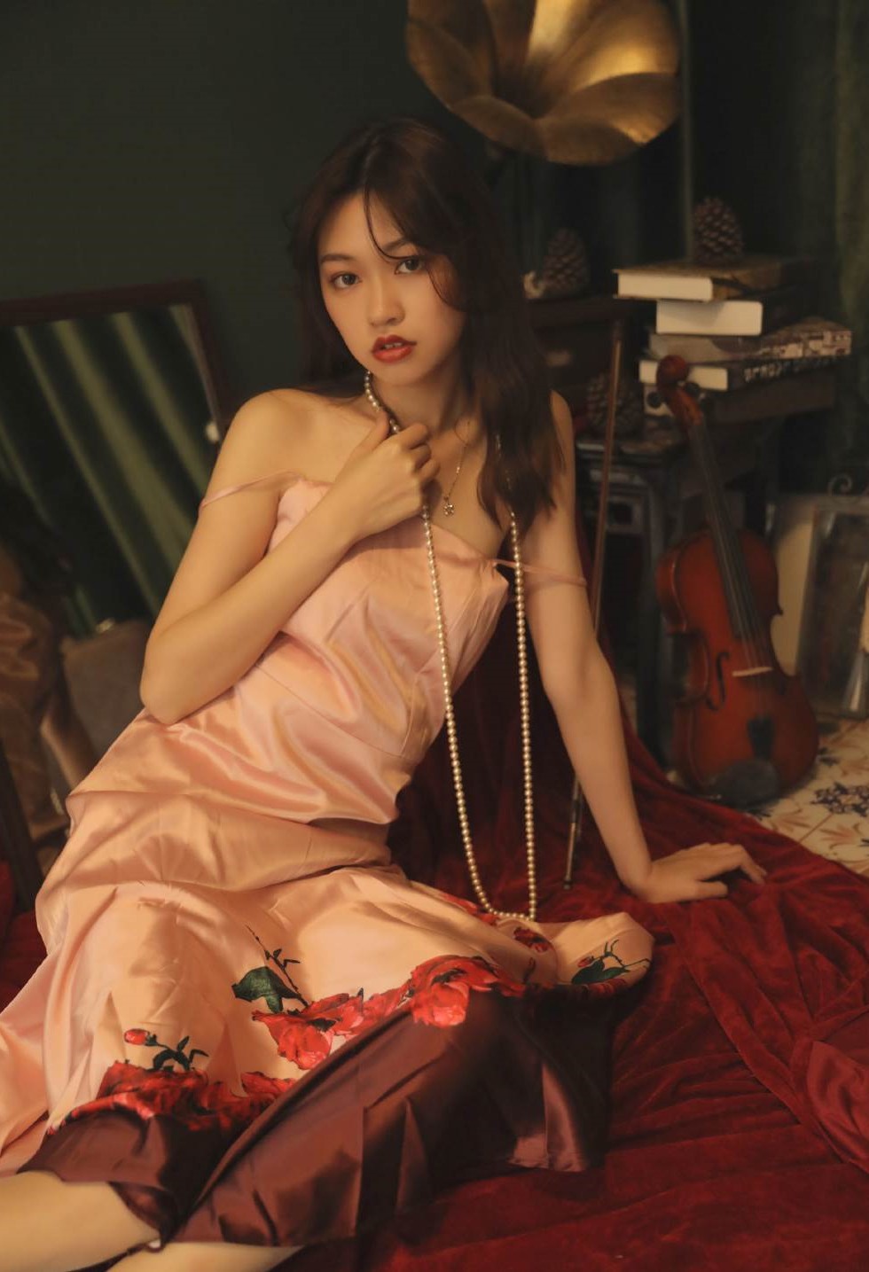 粉嫩美少女居家私房性感连身裙秀白嫩肌肤完美身材写真17P