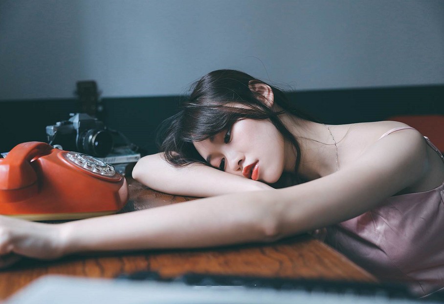 粉嫩美少女居家私房性感连身裙秀白嫩肌肤完美身材写真17P