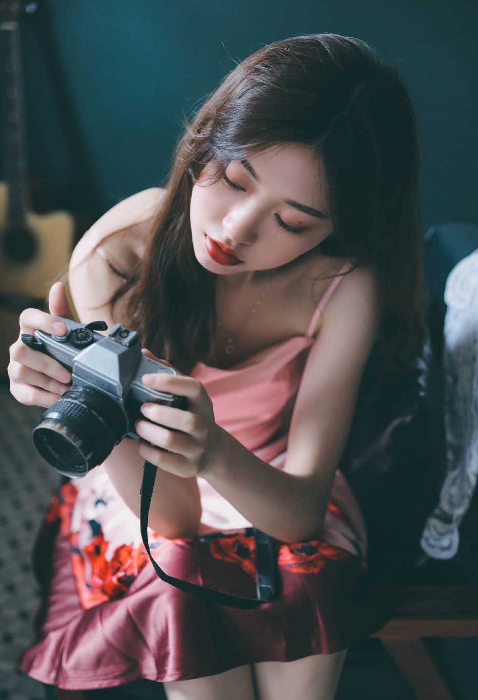 粉嫩美少女居家私房性感连身裙秀白嫩肌肤完美身材写真17P
