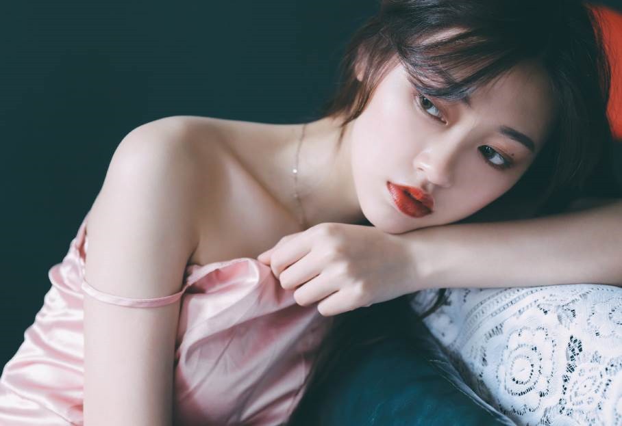 粉嫩美少女居家私房性感连身裙秀白嫩肌肤完美身材写真17P