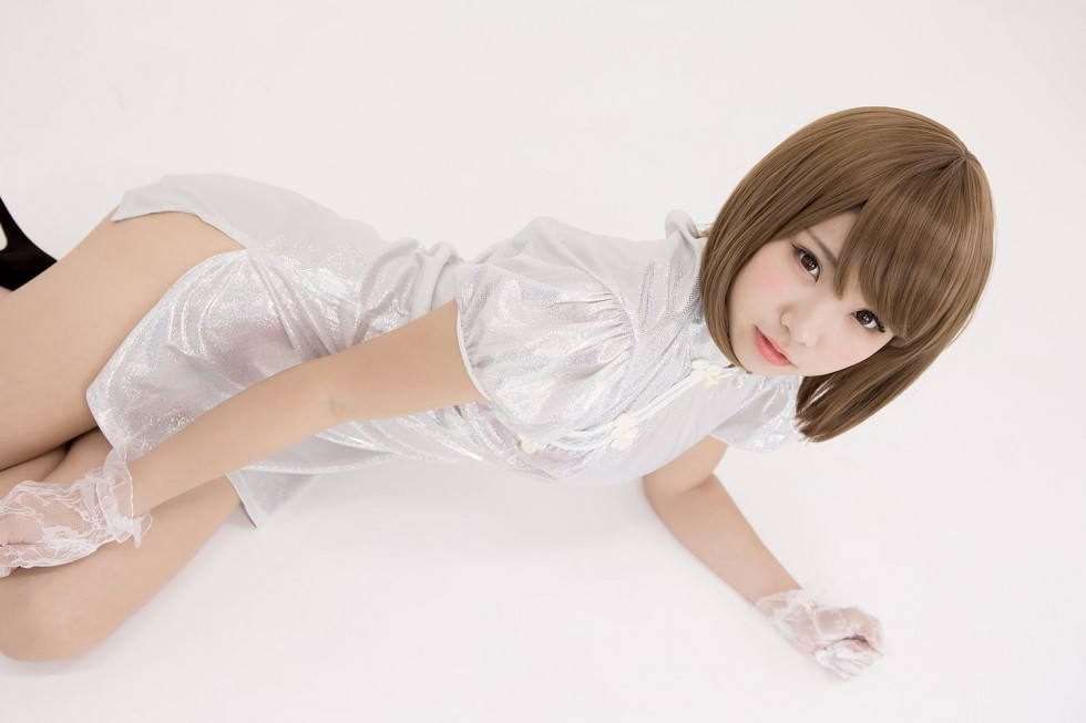 中華娘娘之白色旗袍性感小美女私房美腿高跟完美诱惑写真43P