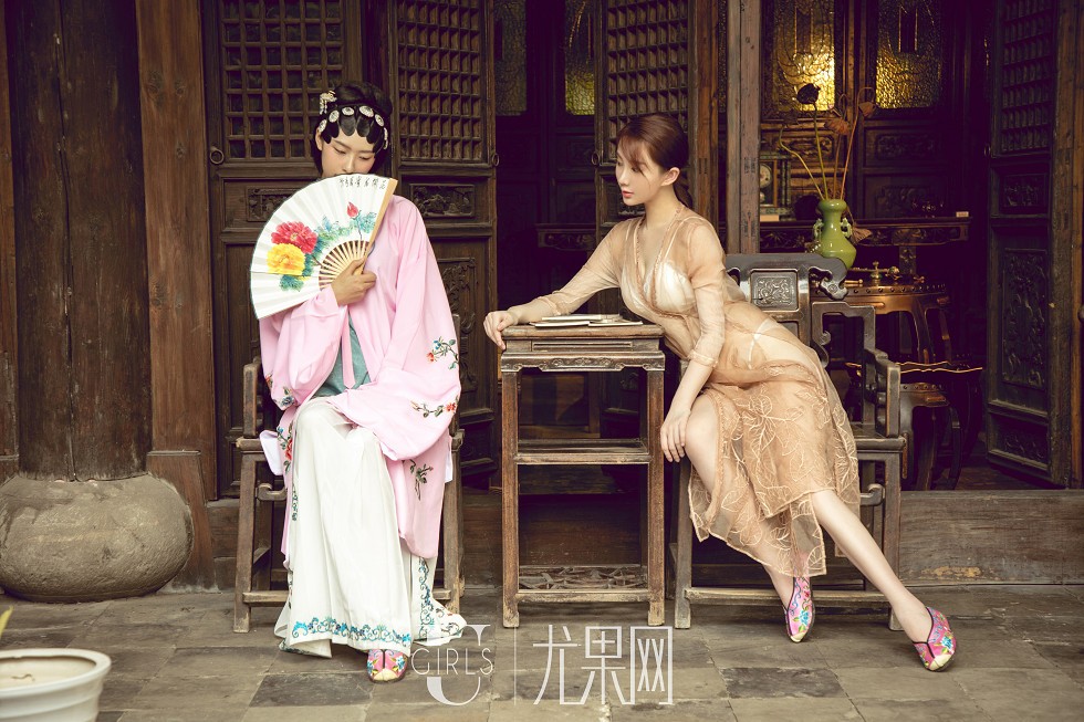 [Ugirls尤果网]T037_嫩模苏小曼&方子萱私房床上性感姐妹花古典味撩人诱惑写真65P