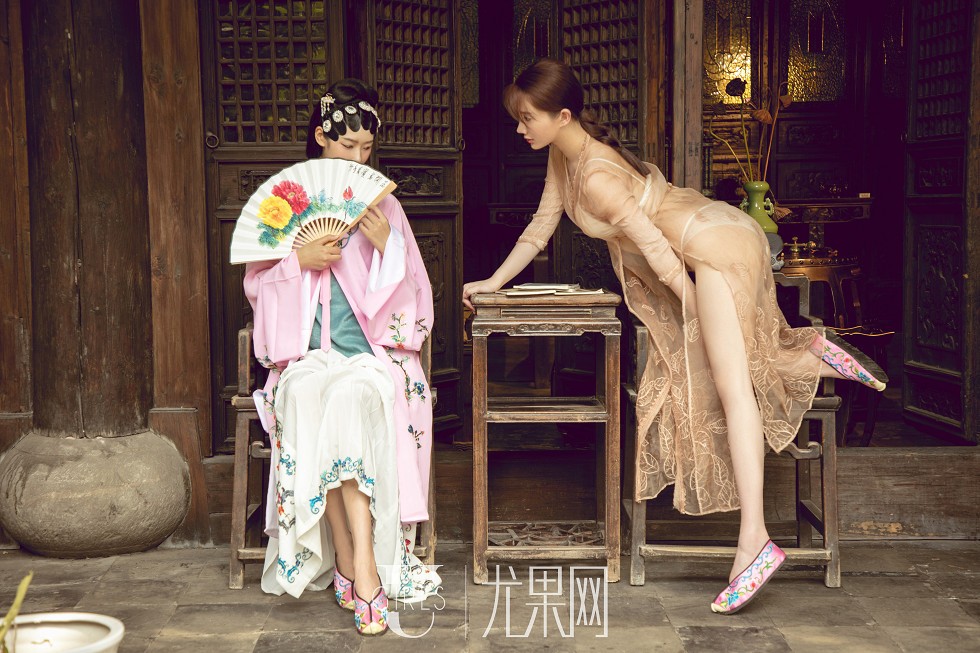 [Ugirls尤果网]T037_嫩模苏小曼&方子萱私房床上性感姐妹花古典味撩人诱惑写真65P