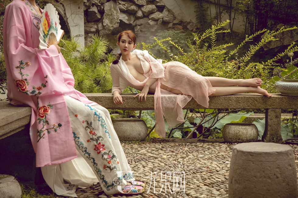 [Ugirls尤果网]T037_嫩模苏小曼&方子萱私房床上性感姐妹花古典味撩人诱惑写真65P
