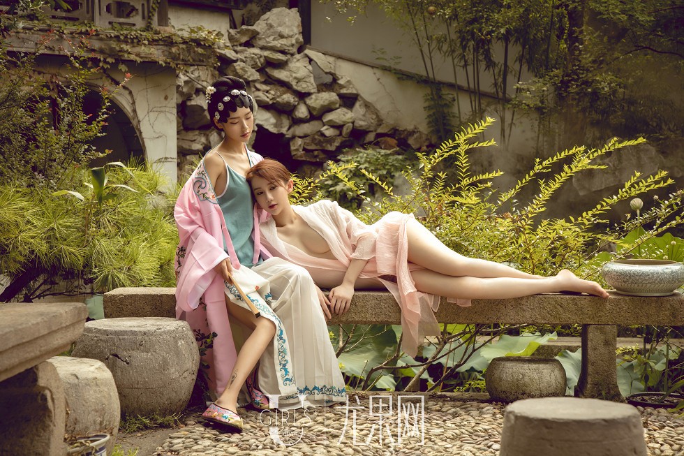 [Ugirls尤果网]T037_嫩模苏小曼&方子萱私房床上性感姐妹花古典味撩人诱惑写真65P