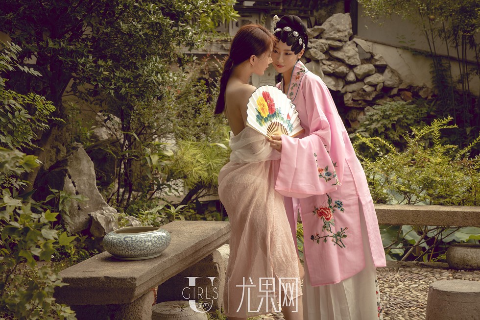 [Ugirls尤果网]T037_嫩模苏小曼&方子萱私房床上性感姐妹花古典味撩人诱惑写真65P