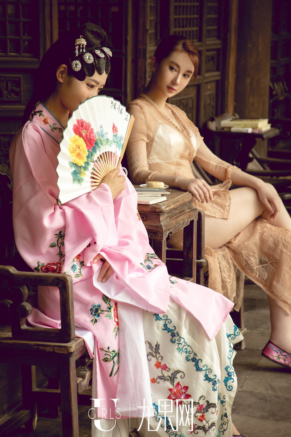 [Ugirls尤果网]T037_嫩模苏小曼&方子萱私房床上性感姐妹花古典味撩人诱惑写真65P