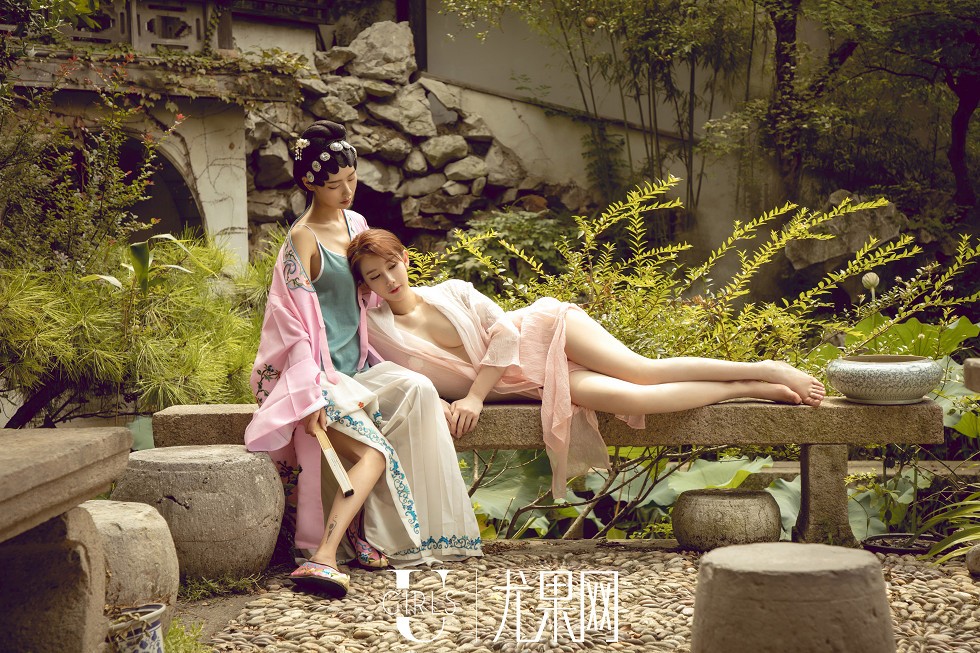[Ugirls尤果网]T037_嫩模苏小曼&方子萱私房床上性感姐妹花古典味撩人诱惑写真65P