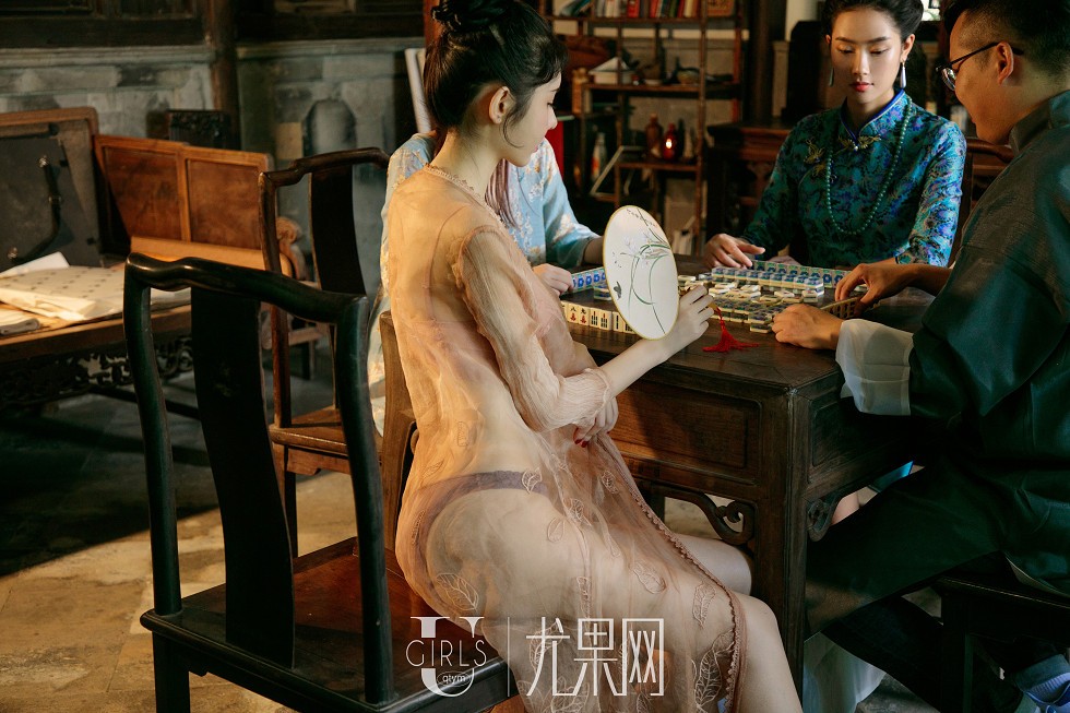 [Ugirls尤果网]T037_嫩模苏小曼&方子萱私房床上性感姐妹花古典味撩人诱惑写真65P