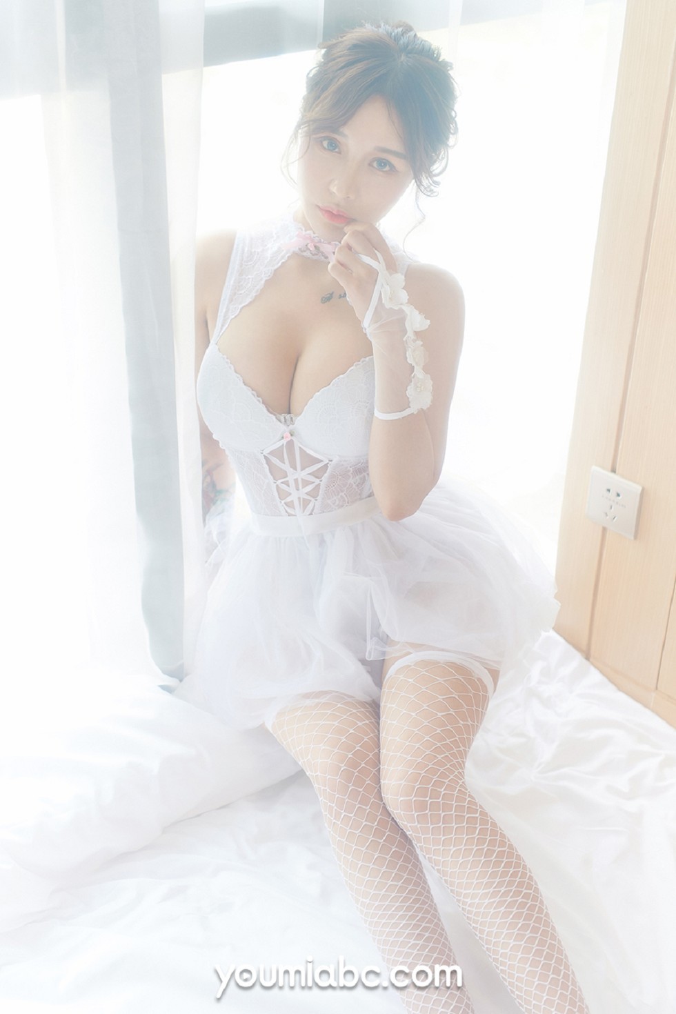 [YouMi尤蜜]Vol.234_嫩模可可私房白色情趣内衣配吊带白丝网袜朦胧诱惑写真33P