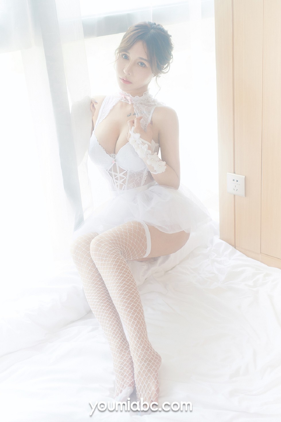 [YouMi尤蜜]Vol.234_嫩模可可私房白色情趣内衣配吊带白丝网袜朦胧诱惑写真33P