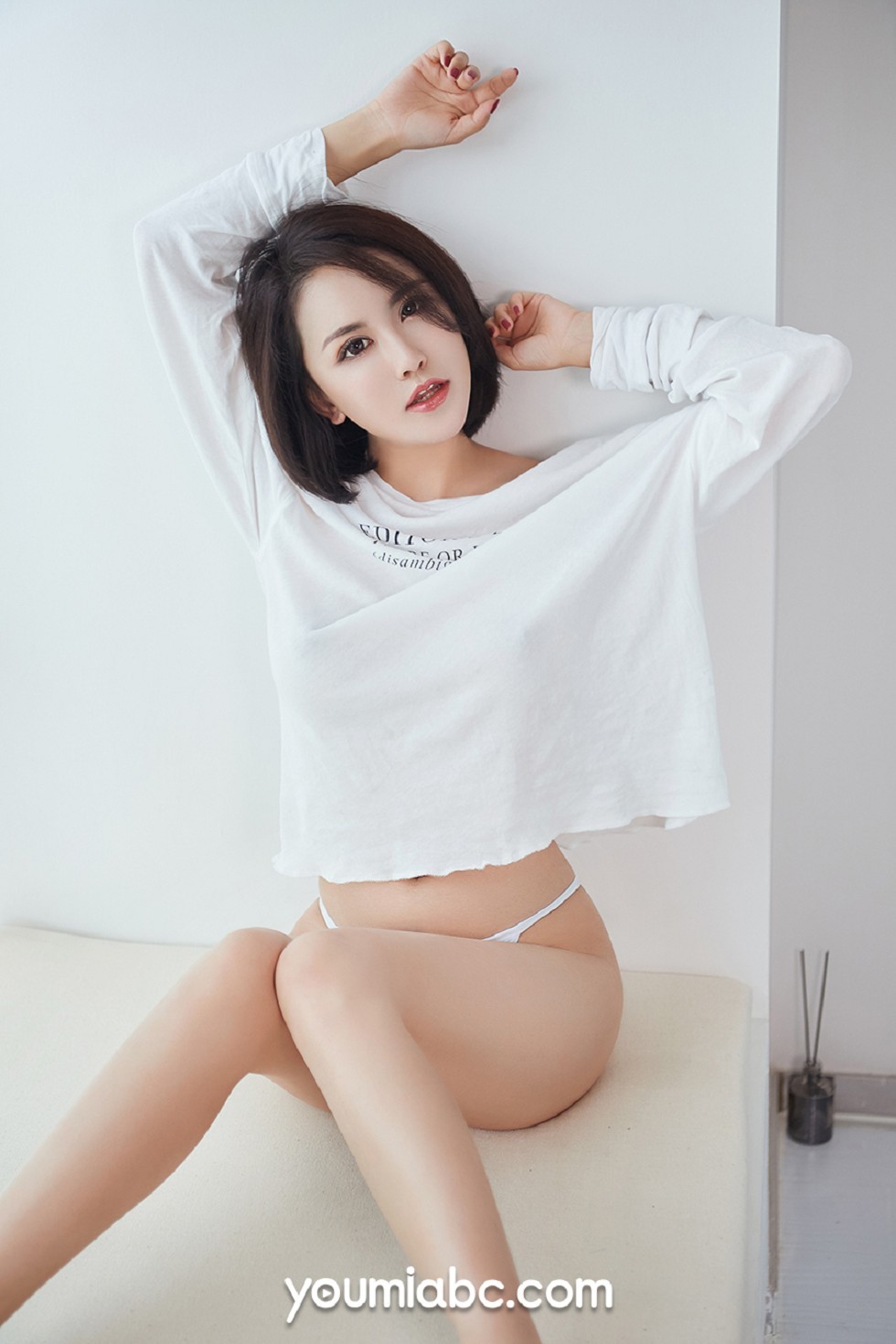 [YouMi尤蜜]Vol.237_嫩模乔雪私房真空白T+黑色内衣半脱露火辣身材极致诱惑写真46P