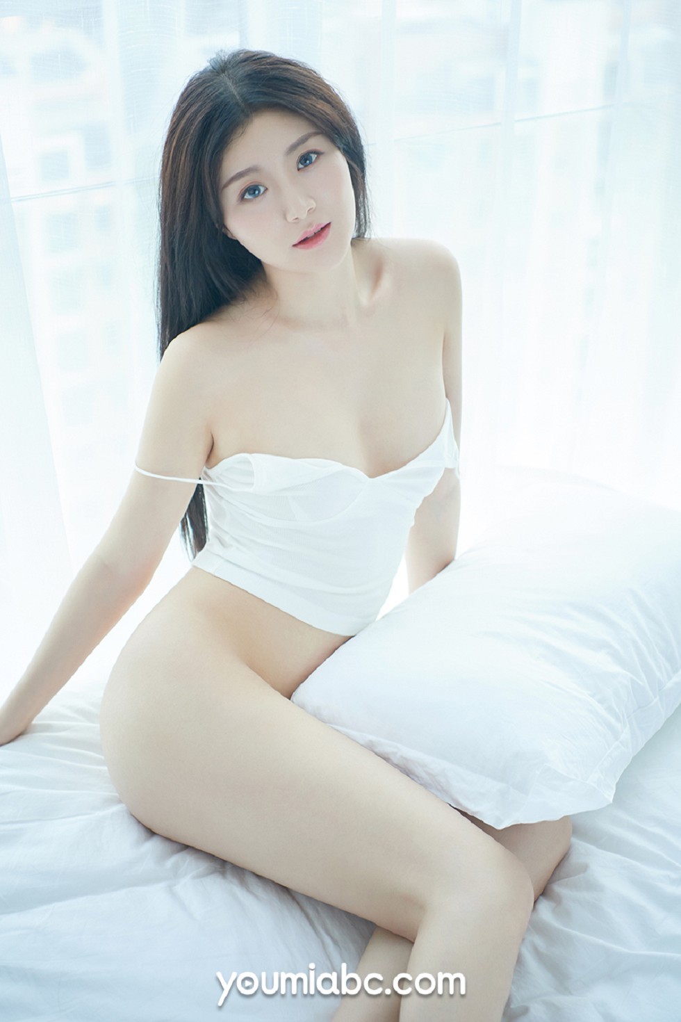 [YouMi尤蜜]Vol.239_模特嫩嫩私房床上白色吊带内衣配牛仔短裤半脱露翘臀诱惑写真47P